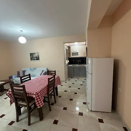 Three Bedrooms Lägenhet Sarandë