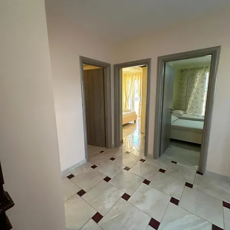 Three Bedrooms Lägenhet