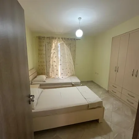 Three Bedrooms Lägenhet Sarandë