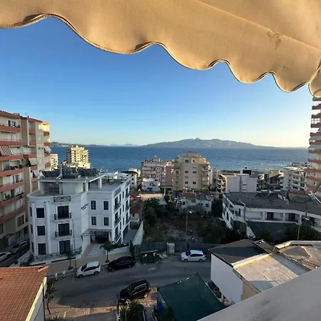 Three Bedrooms דירה *