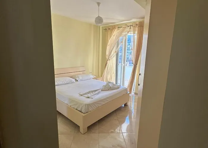 Three Bedrooms דירה *