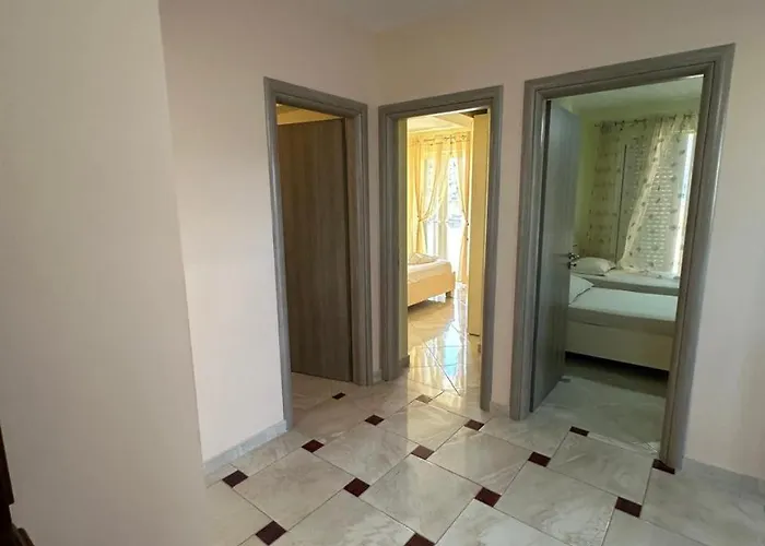 Three Bedrooms דירה