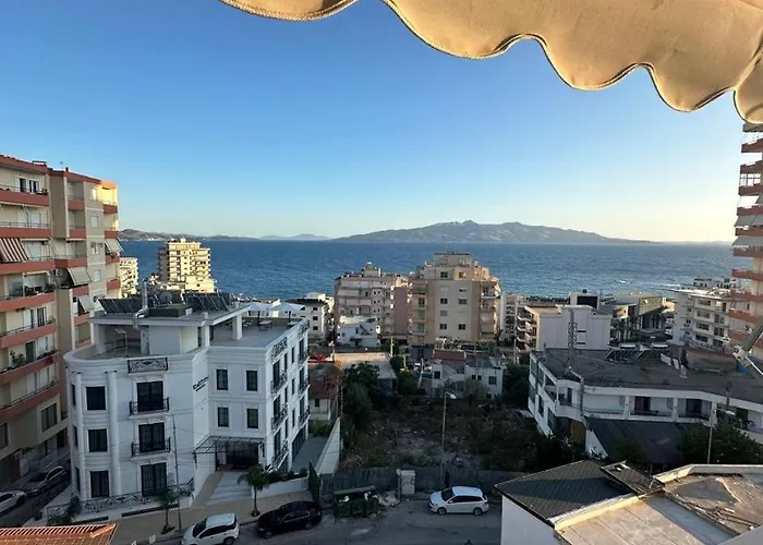 Three Bedrooms דירה *